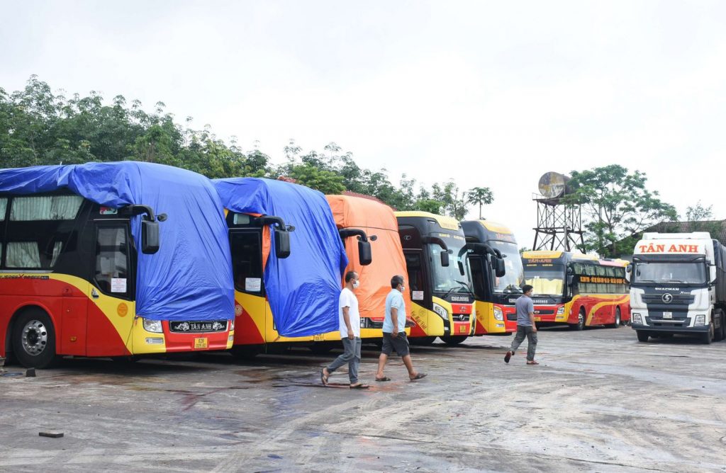 Do dịch bệnh COVID-19, xe của các đơn vị vận tải nằm đắp chiếu nhiều tháng. Ảnh: V.P